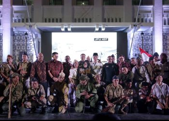 Wali Kota Surabaya Eri Cahyadi dan Wakil Wali Kota Surabaya Armuji berfoto bersama dengan sejumlah komunitas dalam soft launching Kota Lama Surabaya zona Eropa Soft launching yang dipusatkan di depan gedung Internatio (Internationale Crediten Handelvereeninging).