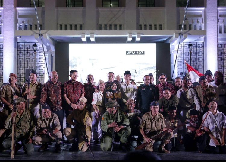 Wali Kota Surabaya Eri Cahyadi dan Wakil Wali Kota Surabaya Armuji berfoto bersama dengan sejumlah komunitas dalam soft launching Kota Lama Surabaya zona Eropa Soft launching yang dipusatkan di depan gedung Internatio (Internationale Crediten Handelvereeninging).