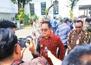 Pj Gubernur Jawa Timur Adhy Karyono di selama menghadiri Rakornas Pengendalian Inflasi dan TPID Award di Istana Negara, Jakarta.