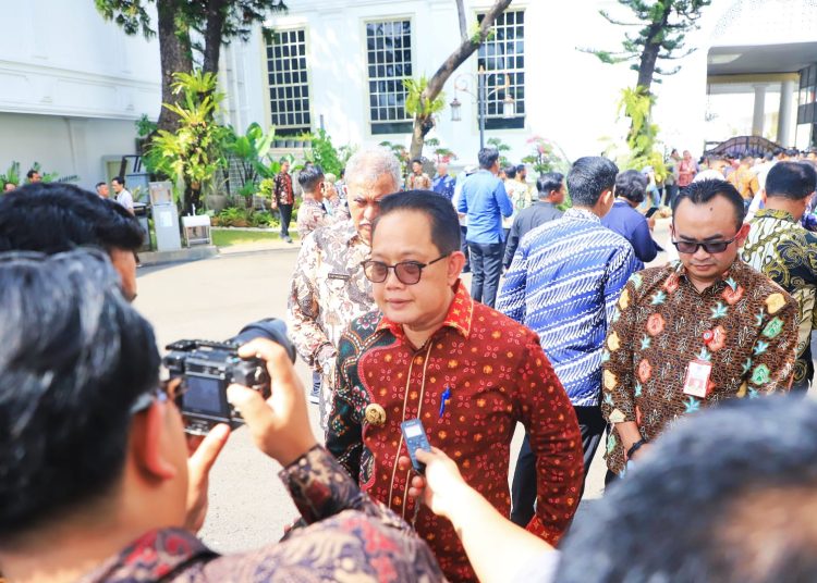 Pj Gubernur Jawa Timur Adhy Karyono di selama menghadiri Rakornas Pengendalian Inflasi dan TPID Award di Istana Negara, Jakarta.