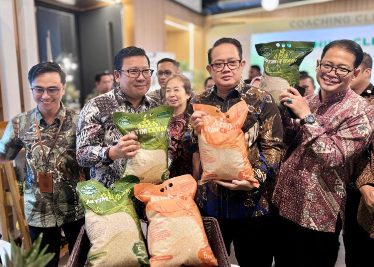 Penjabat (Pj.) Gubernur Jawa Timur Adhy Karyono menghadiri Peringatan Hari Keamanan Pangan Dunia atau World Food Safety Day (WFSD) 2024 Badan Pangan Nasional (Bapanas) di Ballroom New Life Ciputra World pada Jumat (21/6).