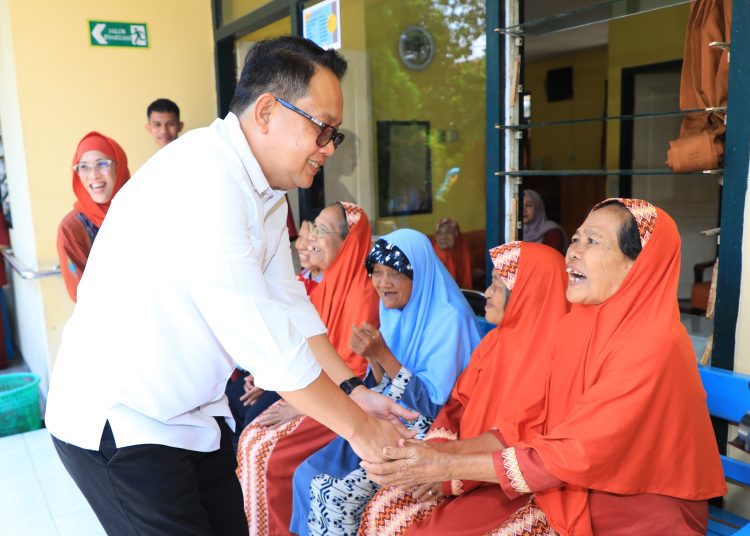Pj Gubernur Jatim Adhy Karyono menyalami lansia di UPT Pelayanan Sosial Tresna Werdha Blitar di Kecamatan Kedungwaru, Tulungagung.