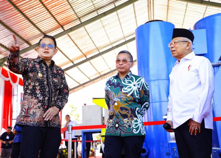 Penjabat (Pj.) Gubernur Jawa Timur Adhy Karyono mendampingi Wakil Presiden Republik Indonesia Ma'ruf Amin meninjau Pabrik PT. Prada Tanara Pratama (PTP) yang merupakan pabrik pengolahan limbah B3 di Kawasan Pasuruan Industrial Estate Rembang (PIER), Kabupaten Pasuruan.