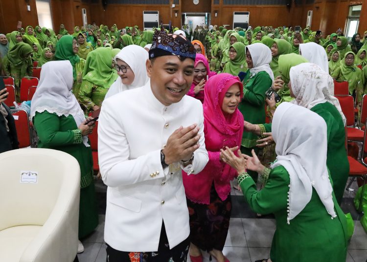 Wali Kota Surabaya Eri Cahyadi bersama istri dalam halal bihalal bersama Pimpinan Cabang (PC) Muslimat Nahdlatul Ulama (NU) Surabaya di Graha Sawunggaling.