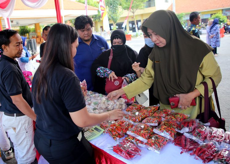 Gerakan Pangan Murah yang digelar di Halaman Kantor Kelurahan Dukuh Menanggal.