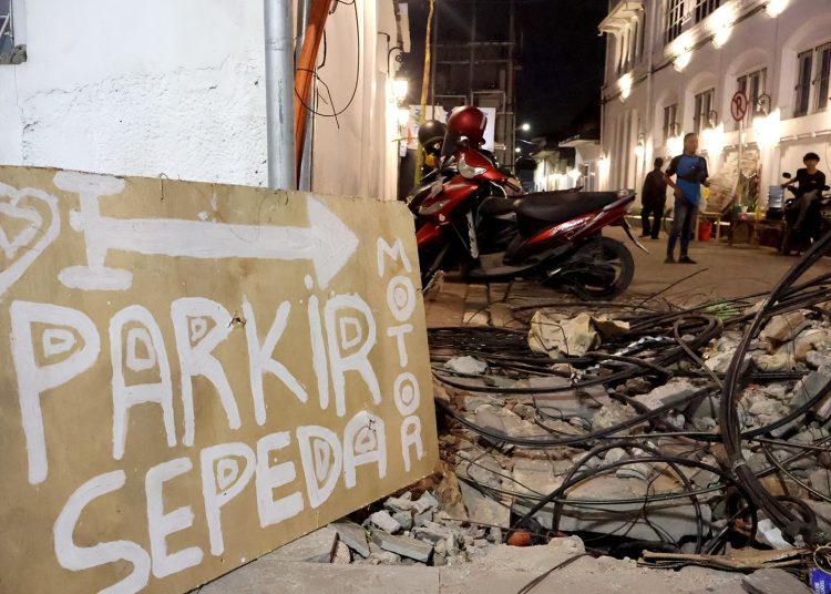 Salah satu titik parkir di kawasan Kota Tua Zona Eropa. Dishub Surabaya mengimbau wisatawan memanfaatkan kantong-kantong parkir resmi, yakni di Jembatan Merah Plaza (JMP) dan Terminal Kasuari.