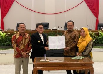 Penyerahan nota penjelasan Raperda tentang RPJPD Kabupaten Bojonegoro tahun 2025-2045 di ruang rapat paripurna gedung DPRD Bojonegoro.