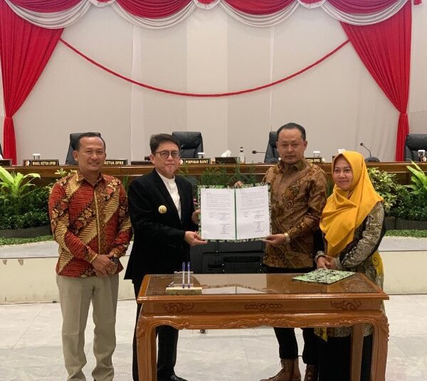 Penyerahan nota penjelasan Raperda tentang RPJPD Kabupaten Bojonegoro tahun 2025-2045 di ruang rapat paripurna gedung DPRD Bojonegoro.