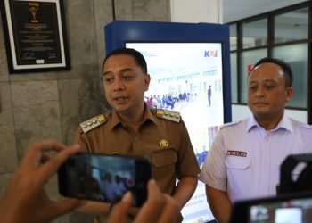 Wali Kota Surabaya Eri Cahyadi bersama Executive Vice President KAI Daerah Operasional 8 Surabaya, Wisnu Pramudyo.