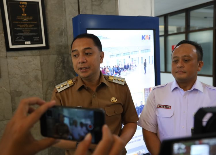 Wali Kota Surabaya Eri Cahyadi bersama Executive Vice President KAI Daerah Operasional 8 Surabaya, Wisnu Pramudyo.