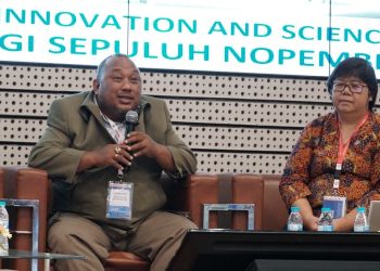 Direktur Inovasi dan Kawasan Sains Teknologi (DIKST) ITS Dr Eng Kriyo Sambodho ST MEng (tengah) dan Direktur Kemitraan Global ITS Dr Maria Anityasari (kanan) saat jadi pembicara.