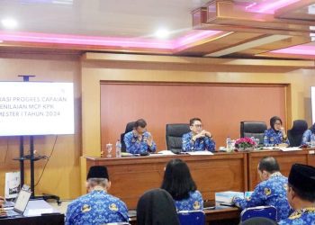 Rapat evaluasi progres capaian penilaian Monitoring Center of Prevention Komisi Pemberantasan Korupsi Semester I tahun 2024 di ruang pertemuan gedung Inspektorat Bojonegoro.
