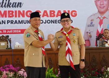 Ketua Kwarda Gerakan Pramuka Jatim M Arum Sabil bersama Ketua Majelis Pembimbing Cabang Kwarcab Gerakan Pramuka Bojonegoro Adriyanto.