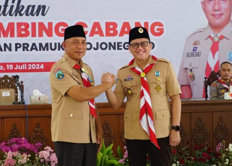 Ketua Kwarda Gerakan Pramuka Jatim M Arum Sabil bersama Ketua Majelis Pembimbing Cabang Kwarcab Gerakan Pramuka Bojonegoro Adriyanto.