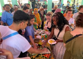 Para delegasi event Bojonegoro Thengul International Folklore Festival saat mencicipi rujak saat mengunjungi Agrowisata Belimbing di Desa Ngringinrejo, Kecamatan Kalitidu.