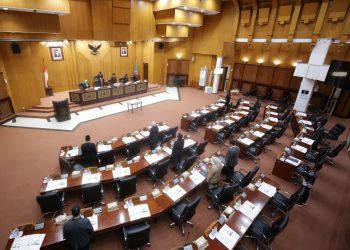 Rapat paripurna di gedung DPRD Surabaya mengesahkan Raperda tentang Rencana Pembangunan Jangka Panjang Daerah Kota Surabaya periode 2025-2045.