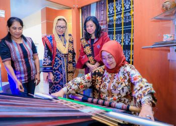 Pj Ketua Dekranasda Jatim Isye Adhy Karyono saat kunjungan kerja ke Kota Kupang, Nusa Tenggara Timur.