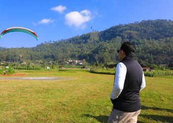 Pj Gubernur Jawa Timur Adhy Karyono di wisata tandem paralayang yang terletak di atas Gunung Banyak, Bumiaji Kota Batu.