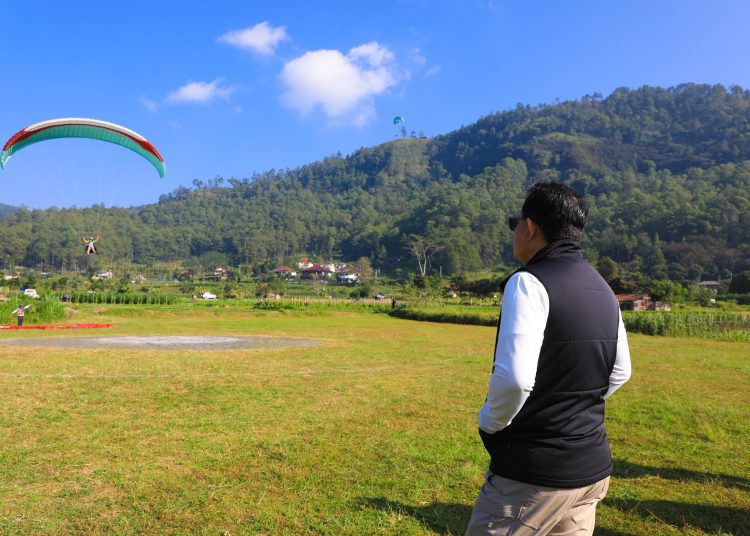 Pj Gubernur Jawa Timur Adhy Karyono di wisata tandem paralayang yang terletak di atas Gunung Banyak, Bumiaji Kota Batu.