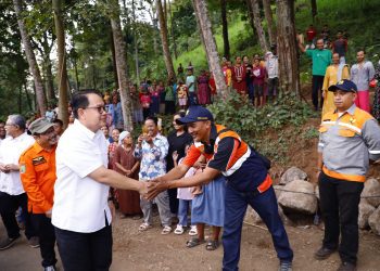 Pj Gubernur Jatim Adhy Karyono di sela peresmian jembatan Lumbang dan tanggul Sungai Lumbang di Desa Lumbang, Kecamatan Lumbang, Kabupaten Pasuruan.
