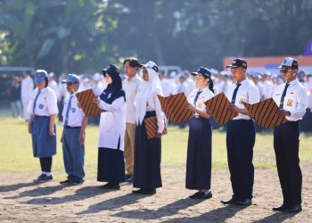 Pembacaan deklarasi gerakan anti perundungan saat pembukaan MPLS jenjang SMA, SMK dan SLB negeri/swasta di SMKN 5 Surabaya.