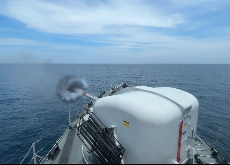 Penembakan artileri dari KRI Mandau-621 dalam Latihan di perairan Laut Sulawesi.
