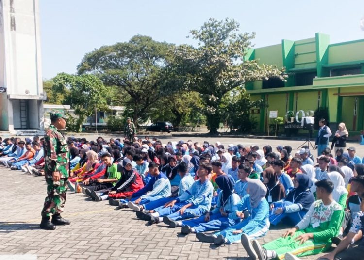 Babinsa Kodim 0813 Bojonegoro dalam kegiatan MPLS di SMAN 2 Bojonegoro.