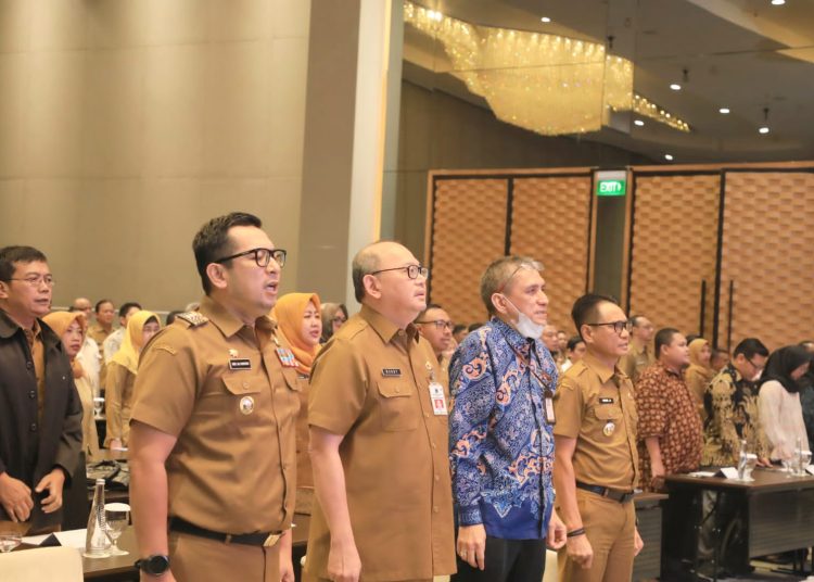 Pj Sekdaprov Jatim Bobby Soemiarsono pada Pelaksanaan Monev Asistensi Instansi Pemerintah Wilayah II di Vasa Hotel Surabaya.