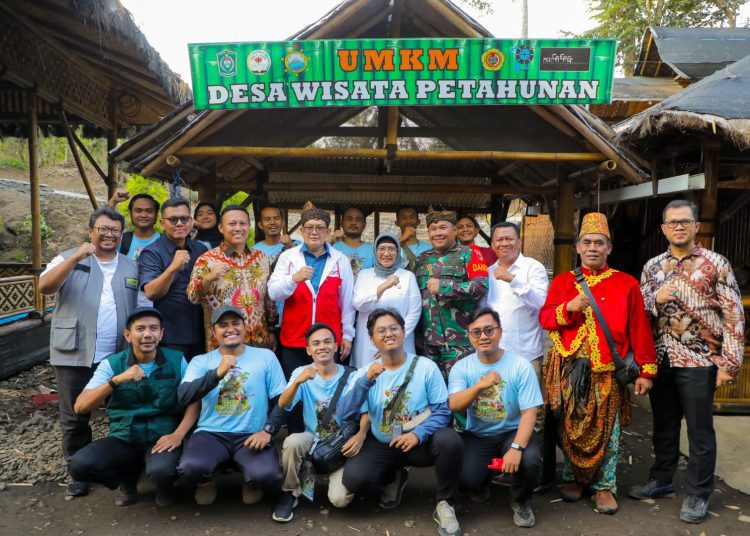 Foto Bersama di sela peresmian wisata baru Glamour Camping (Glamping) Zona KIP di Desa Wisata Tumpak Selo, Desa Petahunan, Kecamatan Sumbersuko, Kabupaten Lumajang.