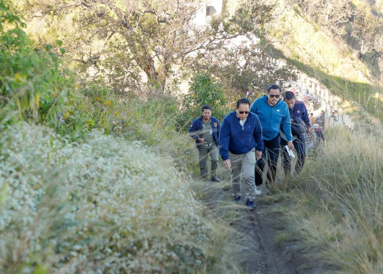 Pj Gubernur Jatim Adhy Karyono menuju Puncak B29 di Desa Argosari, Kecamatan Senduro, Kabupaten Lumajang dengan ketinggian 2900 mdpl.