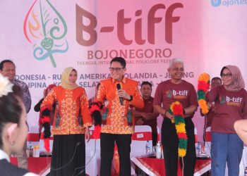 Pj Bupati Bojonegoro Adriyanto pada countries parade untuk mengawali pembukaan Bojonegoro Thengul International Folklore Festival.