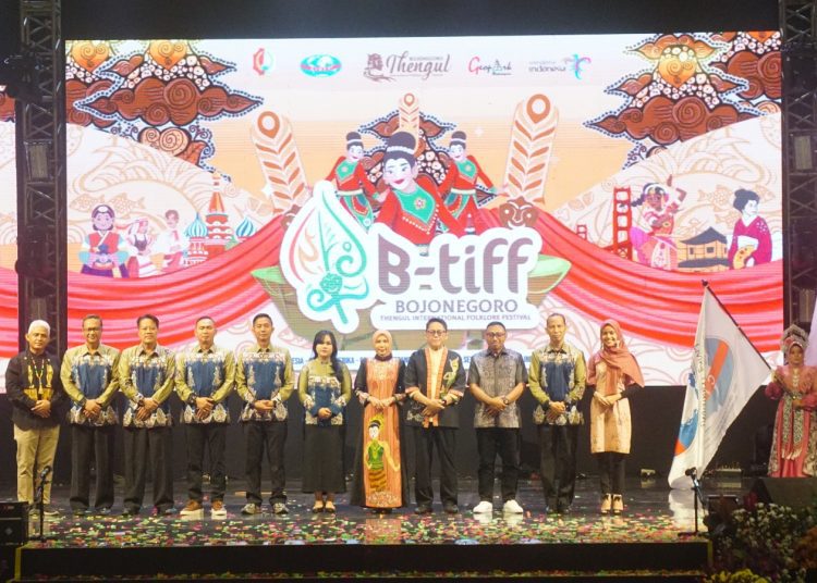 Pj Bupati Adriyanto berfoto bersama dalam pembukaan Bojonegoro Thengul International Folklore Festival.