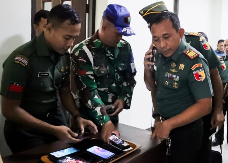 Inspeksi mendadak terhadap handphone secara acak oleh Dandim 0813 Bojonegoro Letkol Czi Arief Rochman Hakim kepada anggotanya.