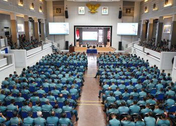 Pengarahan oleh Panglima Koarmada II Laksamana Muda TNI Ariantyo Condrowibowo kepada seluruh perwira jajaran Koarmada II di gedung Panti Cahaya Armada Koarmada II, Ujung Surabaya.