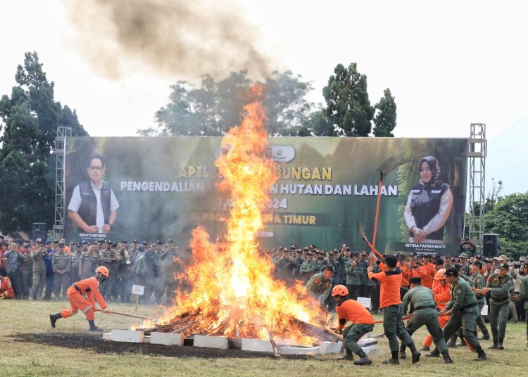 Simulasi penanggulangan dan pemadaman Karhutla pada apel siaga gabungan pengendalian Karhutla di lapangan Desa Trawas, Kecamatan Trawas, Kabupaten Mojokerto.