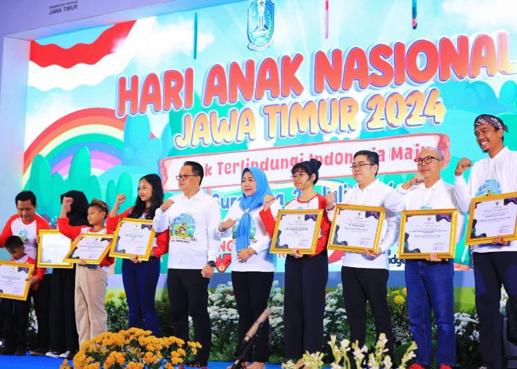 Penjabat Gubernur Adhy Karyono menerima penghargaan dari UNICEF pada acara HAN 2024 di Hotel Novotel Samator Surabaya.