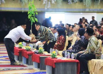 Pj. Gubernur Adhy menghadiri kegiatan Pemulihan Ekosistem oleh Masyarakat Kehutanan Jatim di Graha Universitas Negeri Surabaya.