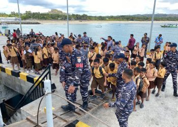 KRI Ajak-635 mendapat sambutan saat sandar di dermaga Namo, Raijua, Nusa Tenggara Timur.