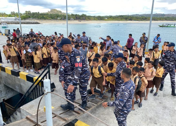 KRI Ajak-635 mendapat sambutan saat sandar di dermaga Namo, Raijua, Nusa Tenggara Timur.
