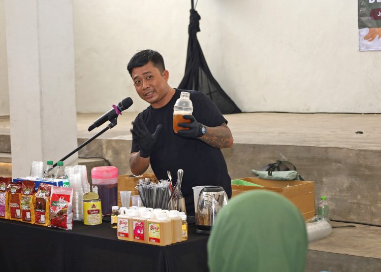 Pemkot Surabaya menggelar pelatihan pembuatan minuman kekinian dengan berbagai varian rasa. 