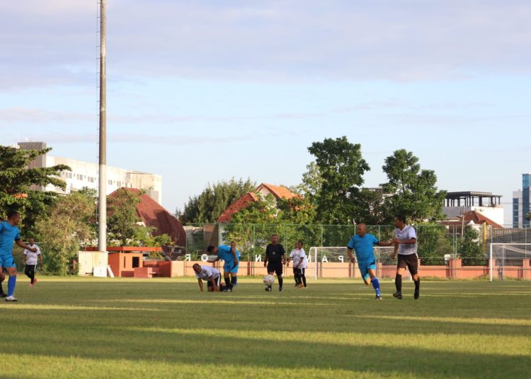Pertandingan sepakbola U-45 memperebutkan Piala Wali Kota di lapangan Thor, Jalan Patmosusastro Surabaya.