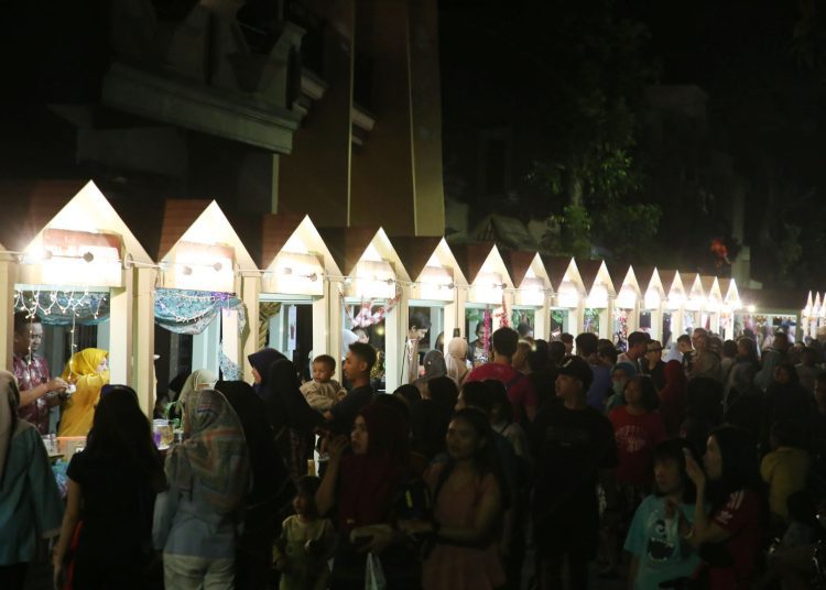 Gelaran pasar rakyat pada opening Festival Peneleh 2024 di koridor Jalan Makam Peneleh, Kecamatan Genteng, Surabaya.