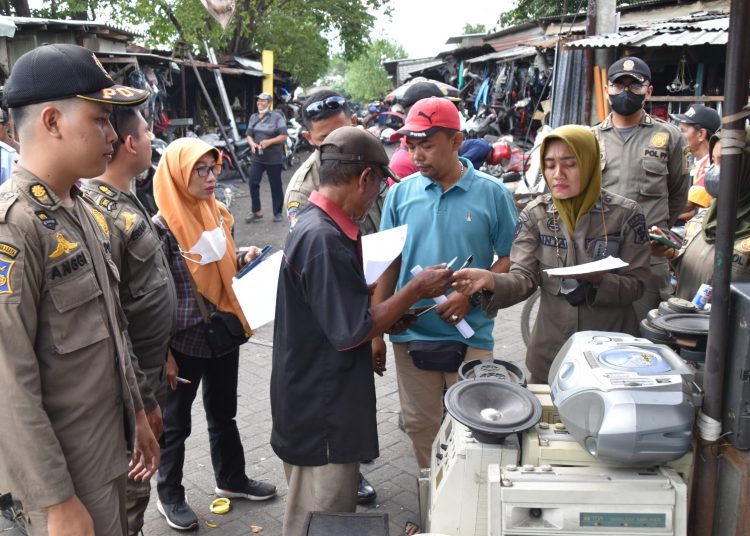 Personel Satpol PP Surabaya melakukan pendataan dan sosialisasi PKL di sekitar Pasar Dupak Rukun.