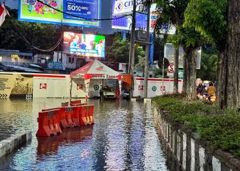 Kawasan di sekitar Terminal Intermoda Joyoboyo yang terdampak bocornya pipa PDAM.