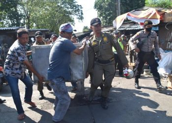 Satpol PP Surabaya sedang menertibkan PKL yang mengganggu akses jalan di Pasar Loak.