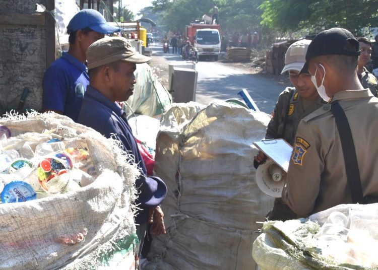 Sosialisasi penertiban di kawasan bantaran Sungai Kali Tebu, Kecamatan Kenjeran.