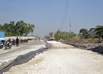 Radial road di Kecamatan Sambikerep. Satu jalur jalan ini akan selesai akhir September 2024. Jalur lainnya diproyeksikan rampung tahun 2025.