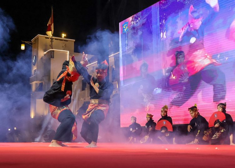 Salah satu pertunjukkan ditampilkan dalam peresmian Puslatcab olahraga 2024 di halaman Balai Kota Surabaya.