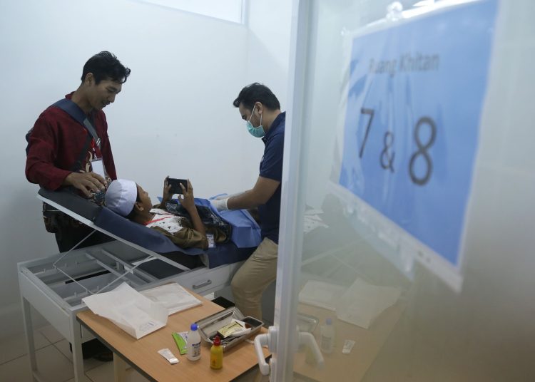 Kegiatan khitan massal di Fakultas Kedokteran dan Kesehatan ITS.