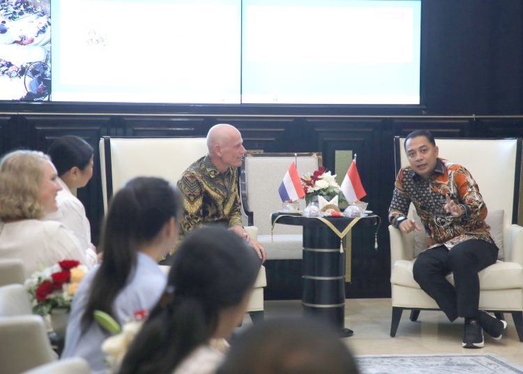 Wali Kota Surabaya Eri Cahyadi menerima kunjungan Dubes Belanda untuk Indonesia, Lambert Grijns.